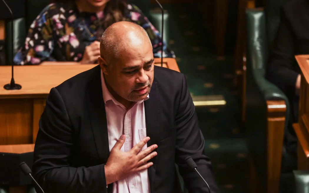 Phe đối lập cam kết hủy bỏ luật quyền biển và ven bờ sửa đổi 5 Labour MP Peeni Henare speaks at Parliament as MPs honour Takutai Tarsh Kemp.