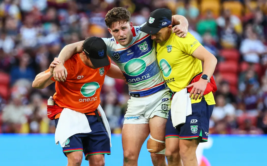 Warriors 'trói chân' ngôi sao Luke Metcalf bằng hợp đồng khủng đến năm 2028 2 Luke Metcalf of the Warriors is helped off the field after an injury, Brisbane Broncos v NZ Warriors.