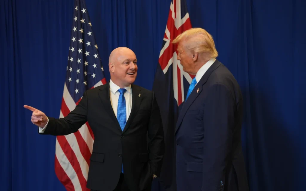 Thuế quan có thể, golf thì chắc chắn: Thủ tướng New Zealand và cựu Tổng thống Mỹ đã bàn những gì trong lần đầu gặp mặt? 1 Christopher Luxon and Donald Trump.