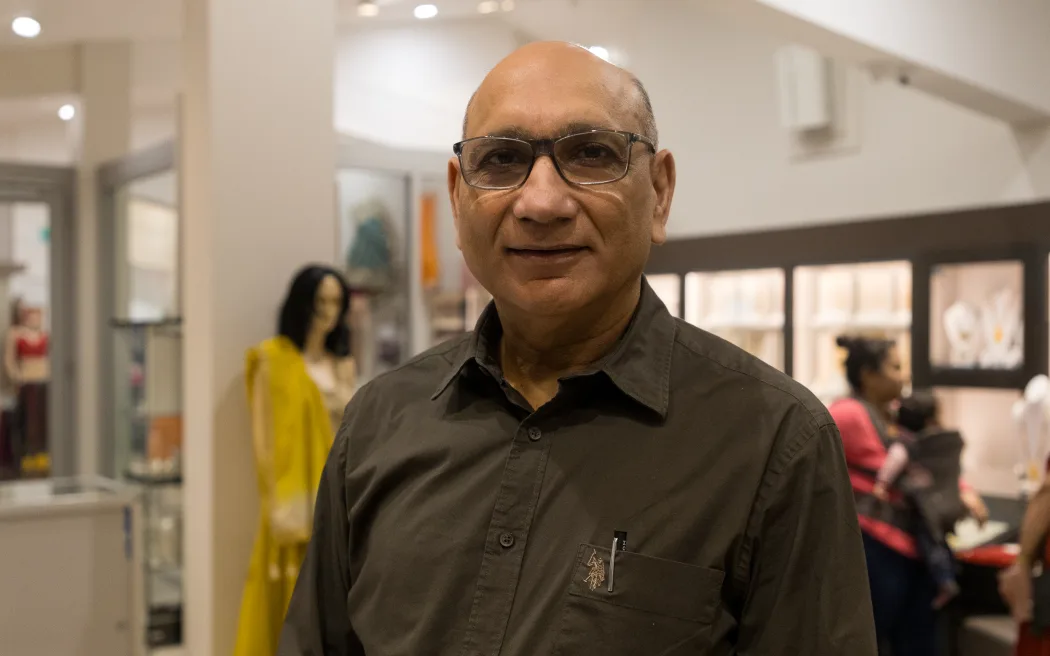 Ám ảnh 'mất ngủ': Nhân viên cửa hàng thời trang Auckland hoảng loạn sau vụ cướp có vũ trang 2 Mahesh Kumar, owner of Roopdarshan.