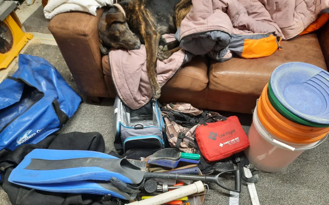 Giá vàng tăng phi mã, dân nghiệp dư đổ xô đi đãi vàng 3 Mal's kit for gold prospecting