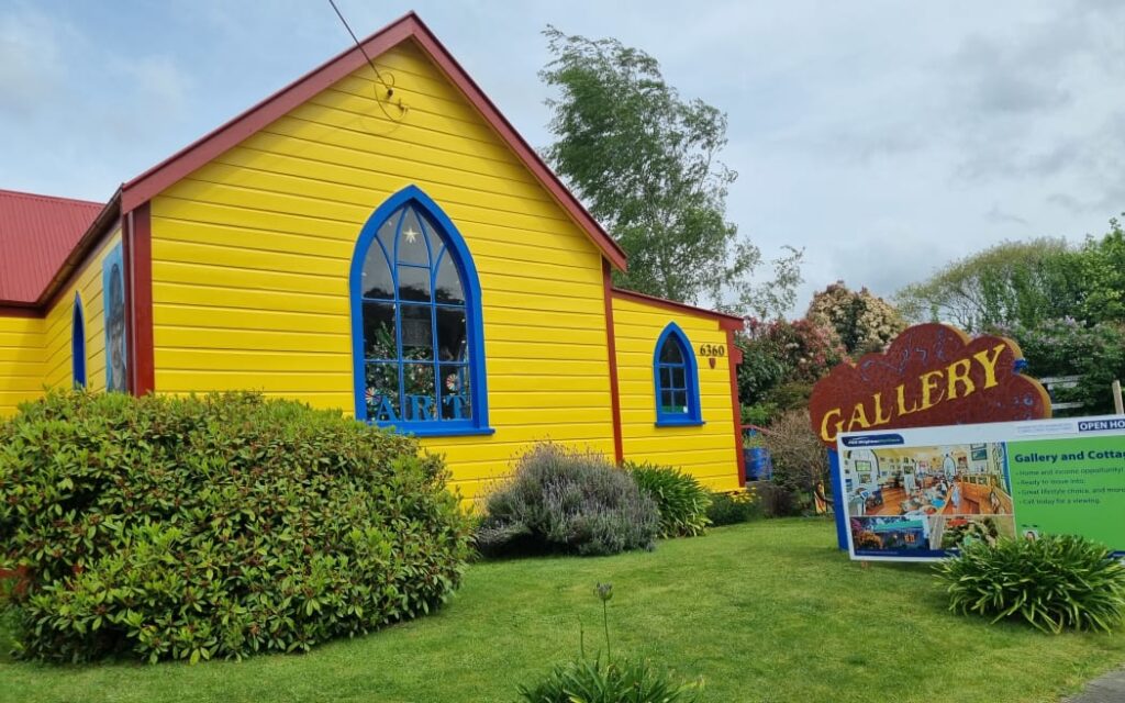 Đại chiến 'nghệ sĩ giả': Ai sẽ giành vương miện sao chép nghệ thuật đỉnh cao? 1 Mangaweka's Yellow Church Gallery hosts the Fakes and Forgeries exhibition.