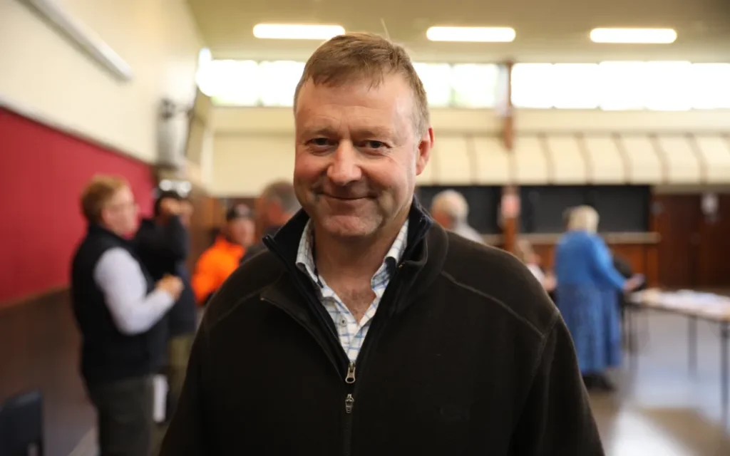 Clutha: Cư dân vùng bão lũ được lắng nghe tại các cuộc họp cộng đồng 1 Minister for Rural Communities Mark Patterson at Simpson Park hall in Lawrence - October 29 2025