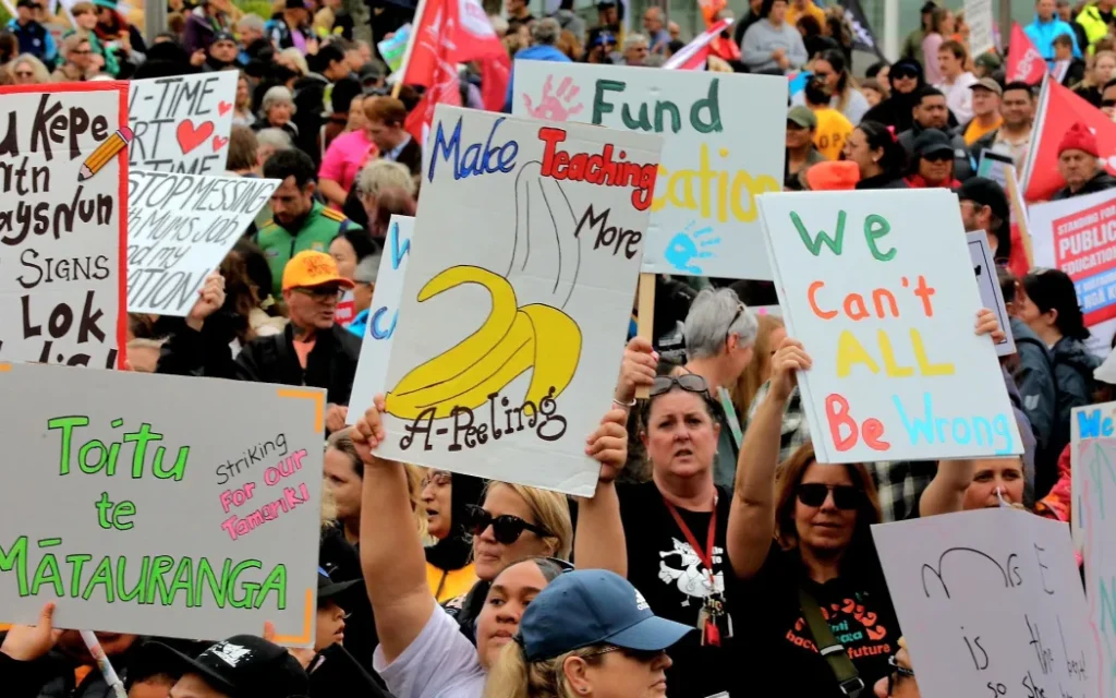 Hàng nghìn người xuống đường, đình công toàn quốc gây chấn động 1 'Mega strike' protesters in Auckland, 23 October 2025.