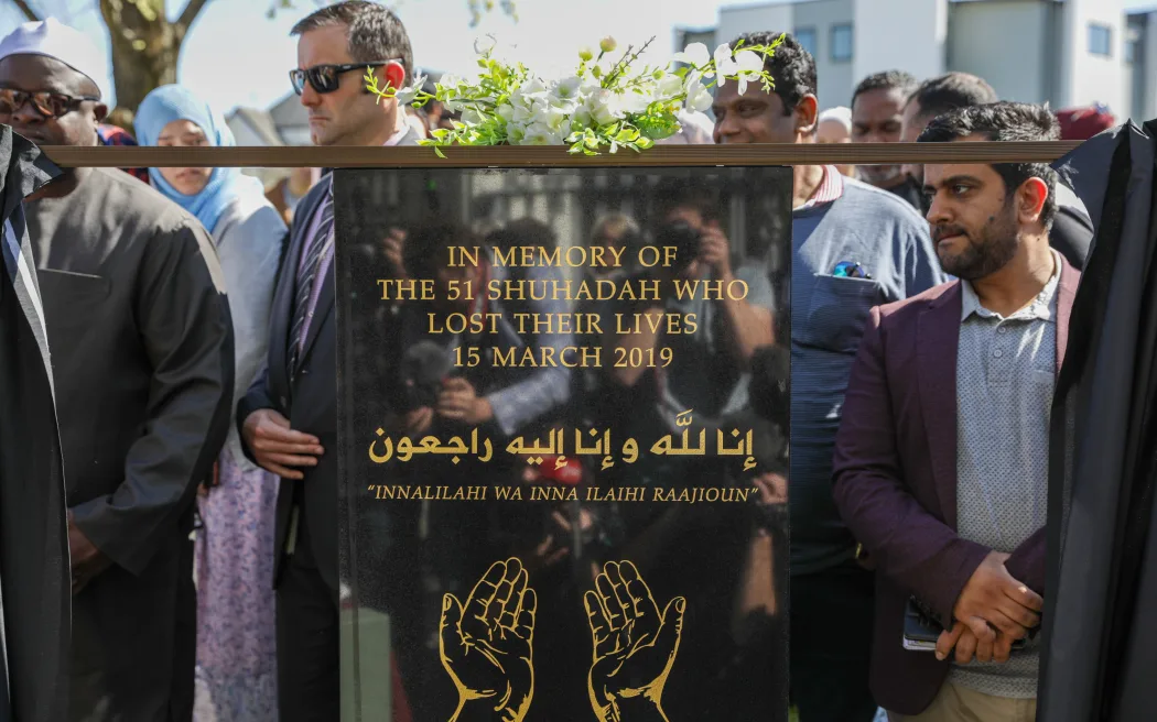 Kẻ khủng bố vụ thảm sát Christchurch có thể bị triệu tập làm nhân chứng điều tra 4 Members of the public and Muslims gather for the memorial plaque unveiling on 24 September, 2020.