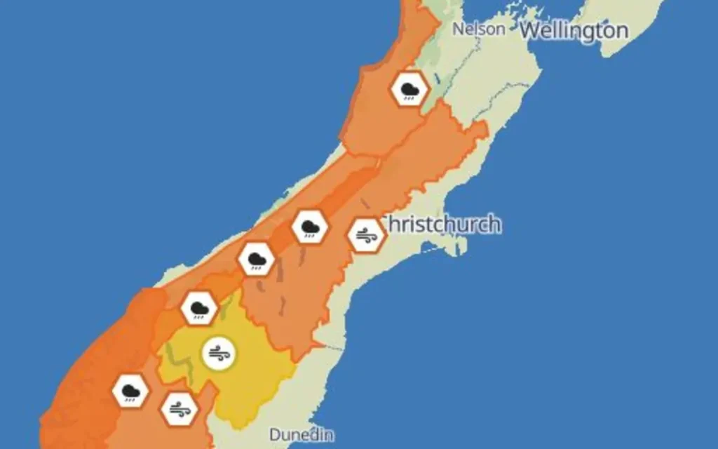 Đảo Nam New Zealand đối mặt cuối tuần 'giông bão': Mưa lớn, gió mạnh trên diện rộng 1 MetService severe weather warnings on Friday 17 October 2025.