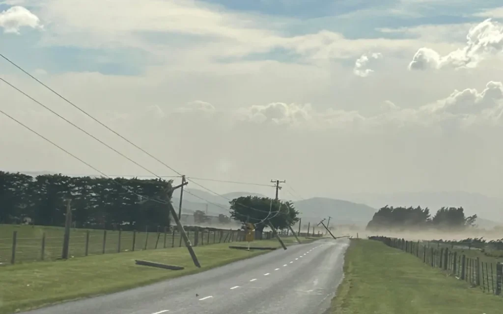 Bão lớn tàn phá: Hàng nghìn hộ dân ở Southland và Otago có thể mất điện cả tuần 1 There were still 3300 households without power in Waiau. Weather.