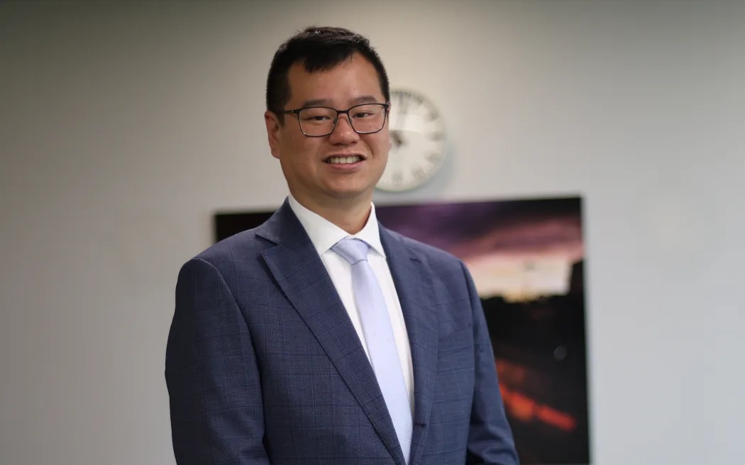 Ám ảnh 'mất ngủ': Nhân viên cửa hàng thời trang Auckland hoảng loạn sau vụ cướp có vũ trang 3 Mt Roskill选区议员张隽浩(Carlos Cheung)说希望能真正服务到社会,鼓励更多的华人和亚裔参政。