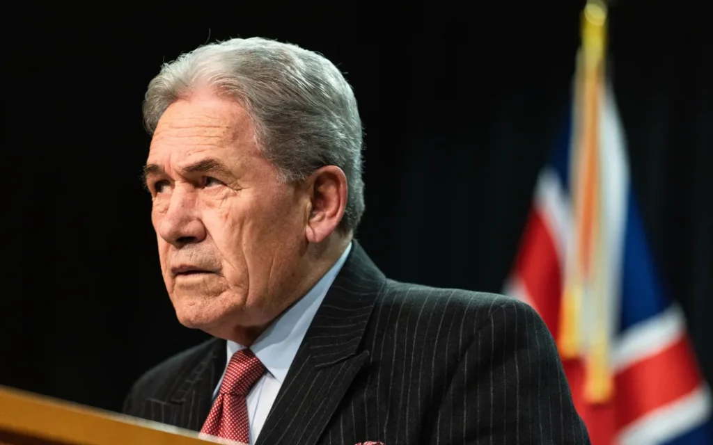 “Mập mờ”: Chính trị gia Peters quyết không buông tha Fonterra vụ bán thương hiệu Mainland và Anchor 1 Winston Peters