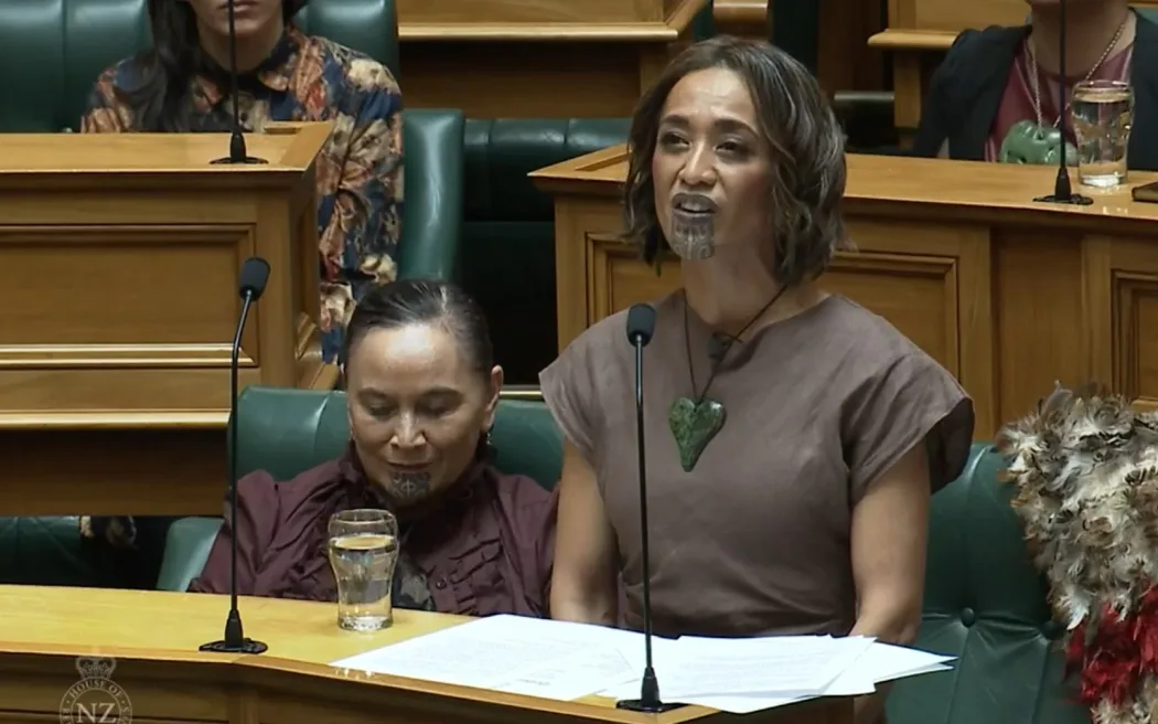 Lãnh đạo Te Pāti Māori tố phóng viên "phá vỡ lòng tin", đột ngột dừng họp báo tái cơ cấu 2 Parliament has been temporarily suspended after a haka broke out in the public gallery following Te Pāti Māori MP Oriini Kaipara's maiden speech.