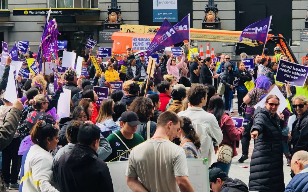 New Zealand: Y tá, giáo viên và hàng ngàn lao động chuẩn bị 'siêu đình công' – Những điều cần biết 2 Nurses and healthcare assistants strike outside Britomart Station in Auckland.
