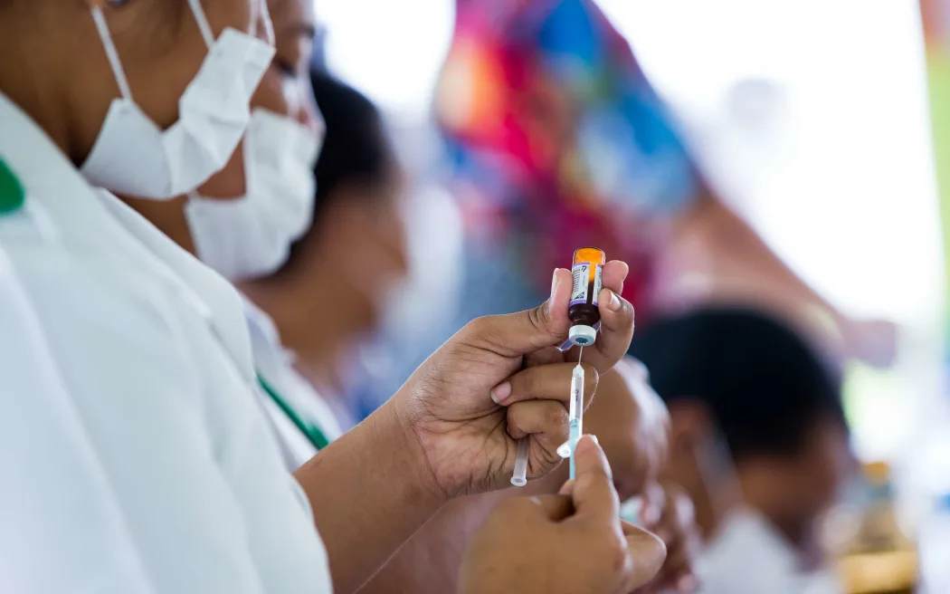 Sởi bùng phát ở New Zealand: Cảnh báo về virus chết người đang lây lan và những điều cần biết 4 This handout picture released from UNICEF Samoa shows nurse April Wilson (L) and team leader Luisa Popo preparing vaccinations during a nationwide campaign against measles in the Samoan town of Le'auva'a.