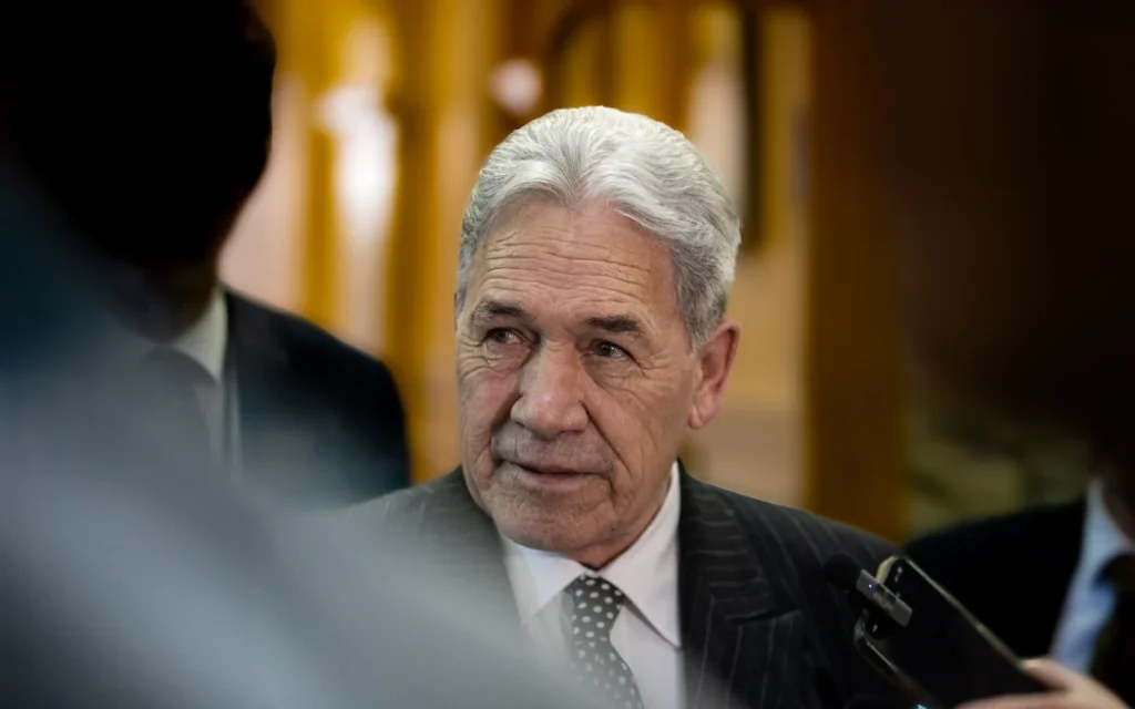 Winston Peters dọa siết chặt quy định với Fonterra nếu bán thương hiệu Anchor và Mainland 1 bridge