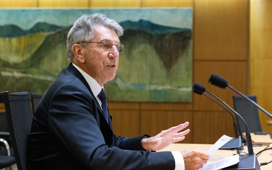 Mẹ thiếu niên qua đời vì ung thư tố Oranga Tamariki 'tiếp tay' gây đau khổ 4 The Ombudsman, Peter Boshier, gives evidence to Parliament's Finance and Expenditure Committee.