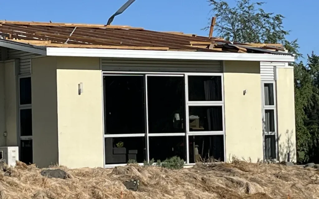 Gió giật kinh hoàng xé toạc mái nhà ở Canterbury 1 Canterbury weather: Oxford house loses roof 24 Oct 2025