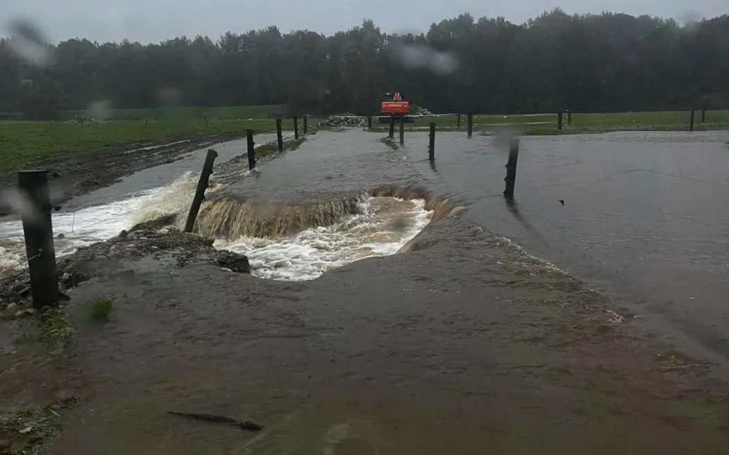 Nông dân Đảo Nam căng mình chống bão, di chuyển gia súc khi sông dâng cao 2 Flooding on Pāmu Farms' West Coast dairy farms.
