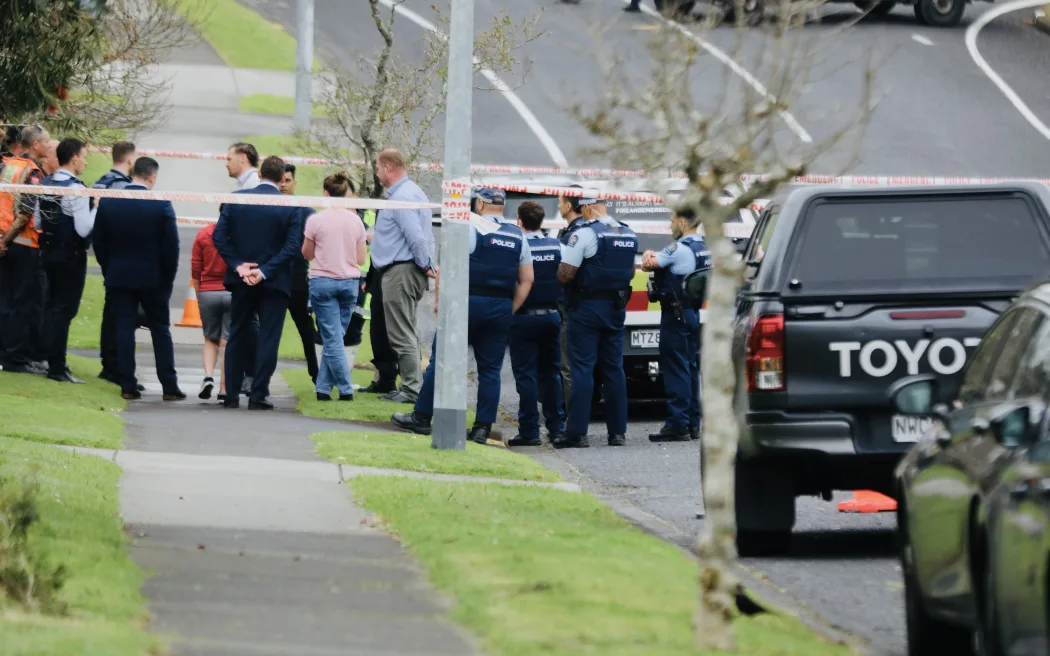 Thảm kịch hỏa hoạn ở Auckland: Hai người thiệt mạng, ba người bị thương 2 People speak to police inside the cordon on Murvale Drive.