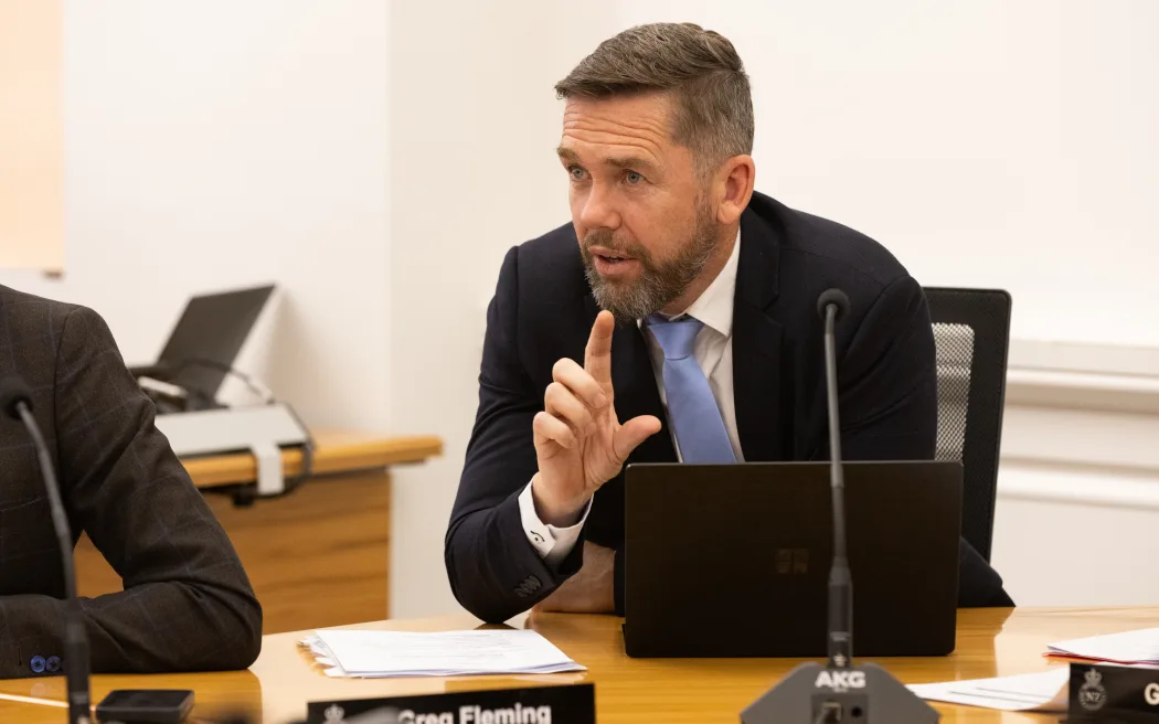 New Zealand: Tranh cãi 'nảy lửa' về lệnh cấm pháo hoa khi Guy Fawkes Day cận kề 2 National Party MP Greg Fleming questions a submitter in select committee.