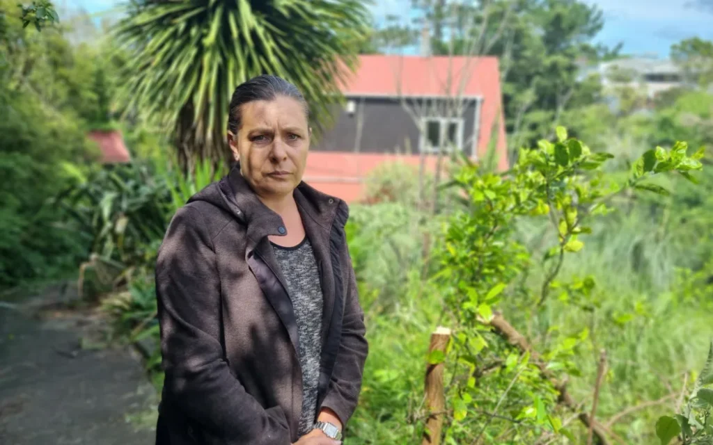 Hạn chót mua lại nhà ngập lụt cận kề: 16 chủ nhà Auckland vẫn bất đồng với chính quyền 1 Phillipa Miller-Ibos at her flood-damaged home in Auckland.