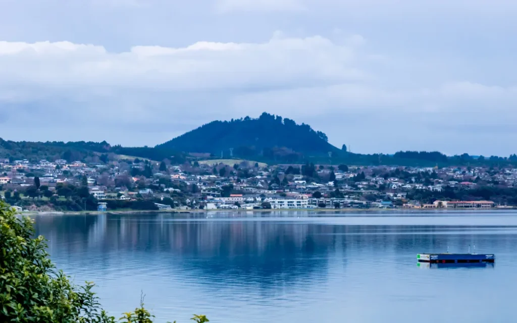 Kịch tính bầu cử Taupō: Hai ghế Hội đồng định đoạt chỉ bằng 7 phiếu 1 The town of Lake Taupo from the lake, New Zealand