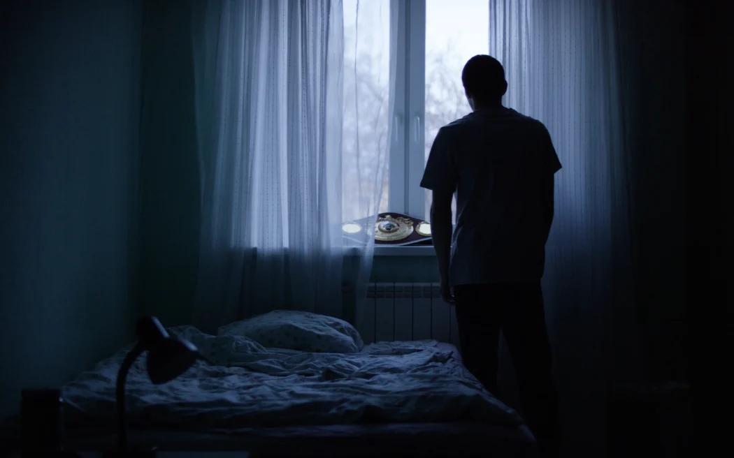 Mẹ thiếu niên qua đời vì ung thư tố Oranga Tamariki 'tiếp tay' gây đau khổ 73 Alone man silhouette staring at the window closed with curtains in bedroom.