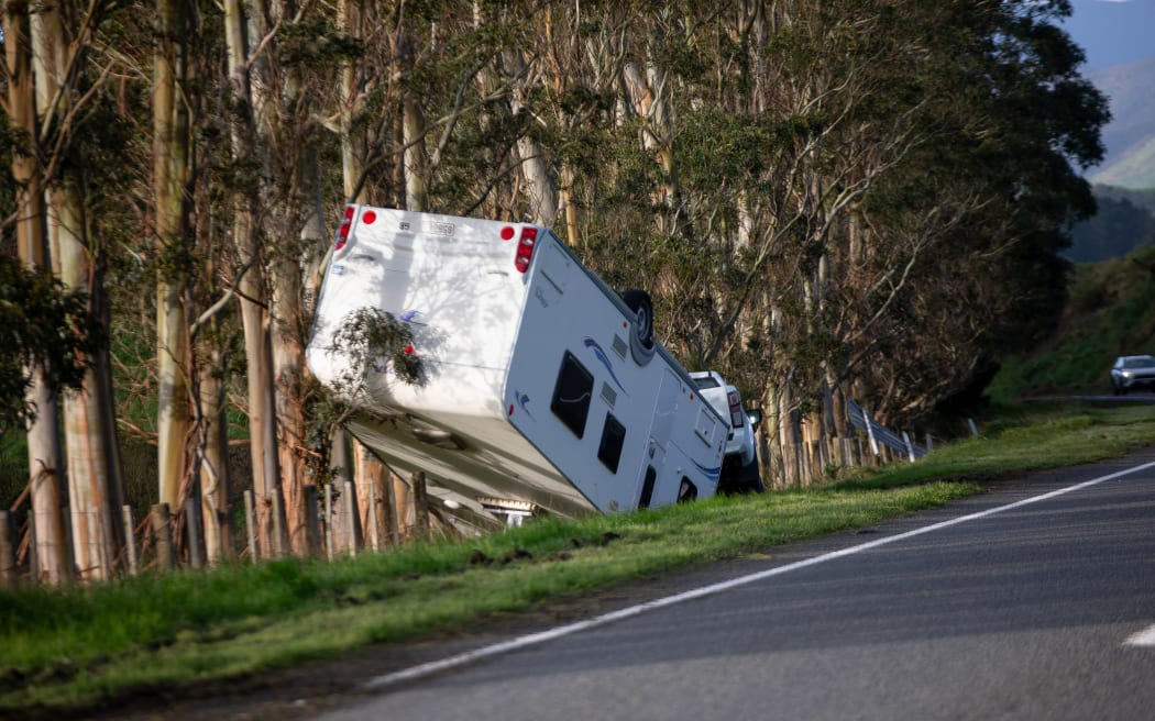 Eketahuna tan hoang sau bão dữ: Người dân 'thót tim' kiểm đếm thiệt hại 4 A campervan overturned Campervan in Eketahuna.