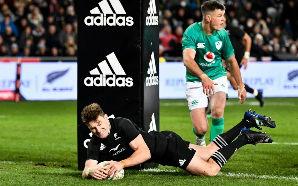 All Blacks chốt đội hình đại chiến Ireland tại Chicago: Beauden Barrett tái xuất 1 Beauden Barrett scores for the All Blacks against Ireland, Dunedin, 2022.