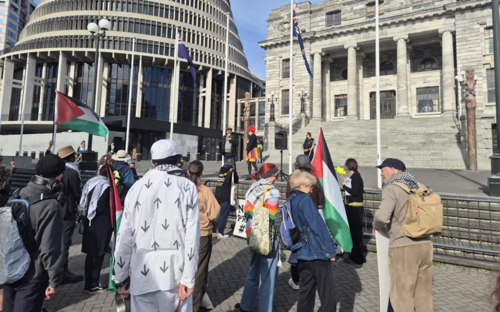 Quốc hội New Zealand "dậy sóng" vì biểu tình phản đối các công ty vũ khí 1 Anti-weapons protest at Parliament