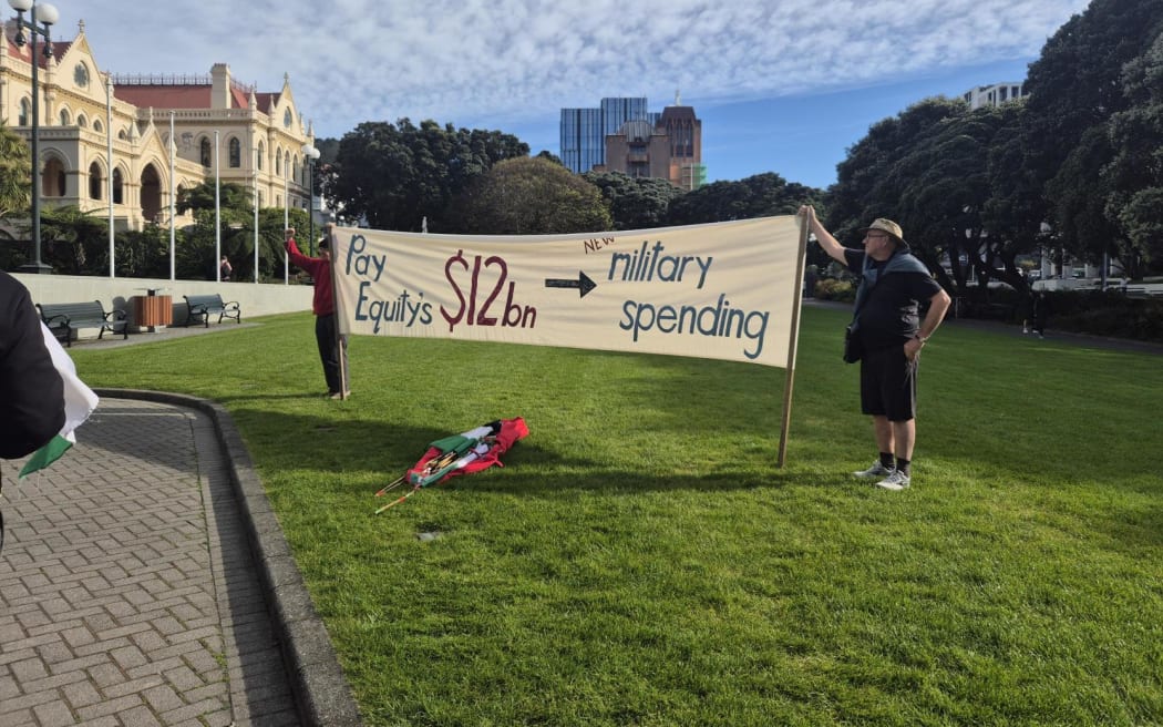 Quốc hội New Zealand "dậy sóng" vì biểu tình phản đối các công ty vũ khí 3 Anti-weapons protest at Parliament