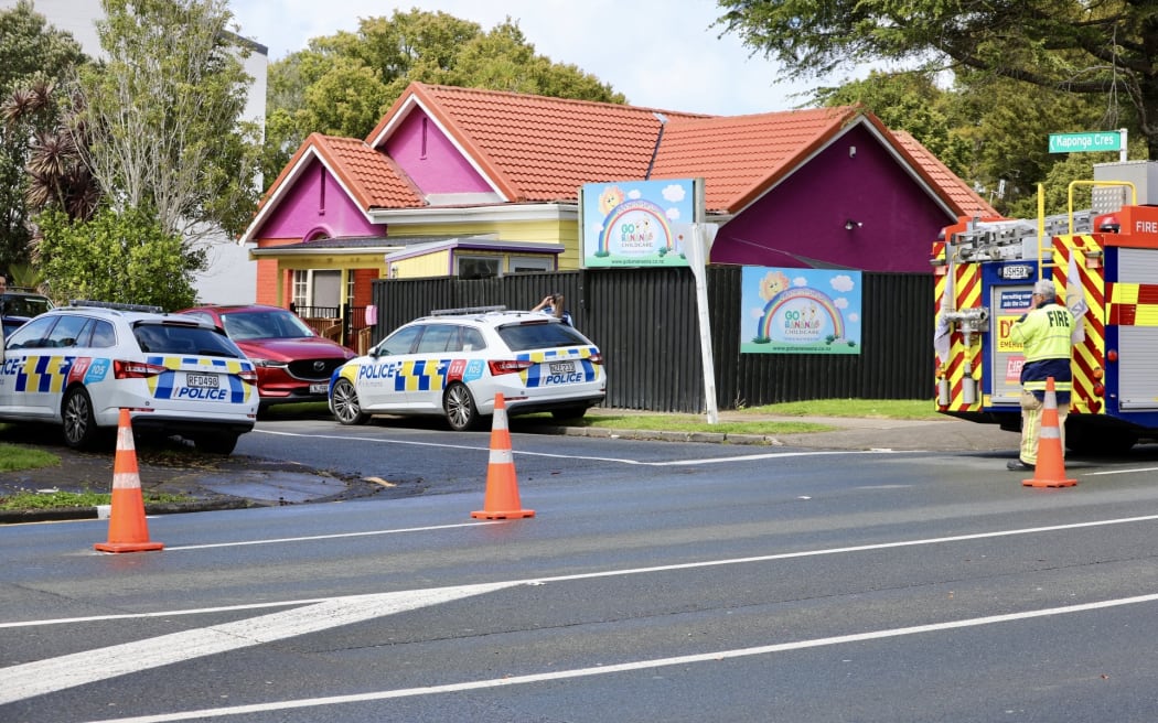 Vụ việc nghiêm trọng ở Auckland: 14 xe cảnh sát, 2 xe cứu thương bao vây khu New Lynn 2 Police are responding to an incident in Auckland's New Lynn on Monday.