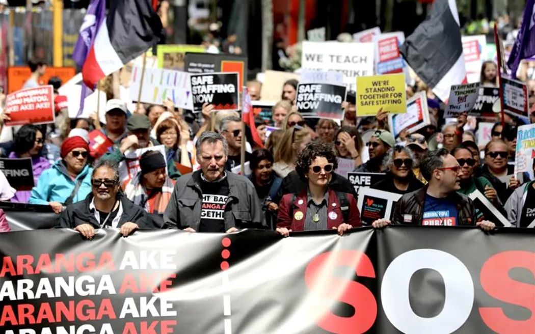 Hàng nghìn người xuống đường, đình công toàn quốc gây chấn động 3 People march through central Auckland as part of Thursday's mega strike.