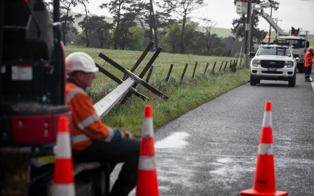 Gió giật mạnh càn quét Eketahuna, người dân Wairarapa tích trữ đồ dùng 2 Carterton powerlines down