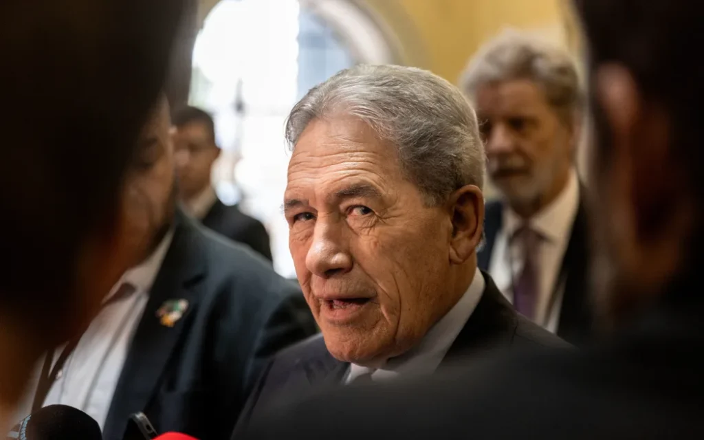 Người biểu tình vây nhà Ngoại trưởng New Zealand vì đoàn tàu cứu trợ Gaza bị chặn 1 Winston Peters