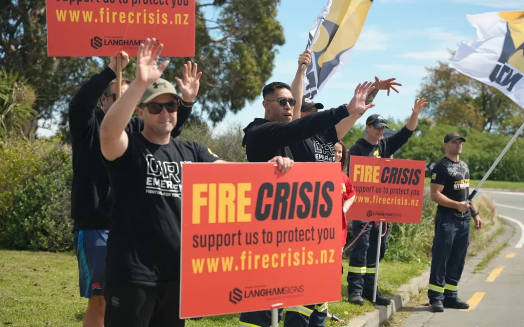 Lính cứu hỏa New Zealand đình công: Bất đồng gay gắt về lương và nhân sự với FENZ 1 FENZ protest - Woolston, Christchurch