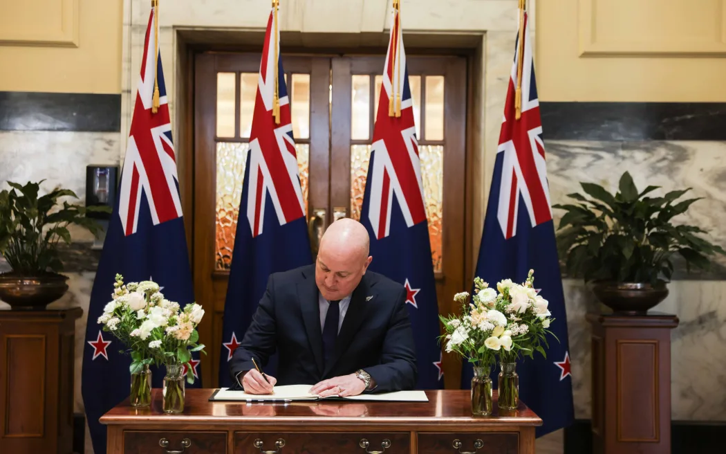 An nghỉ, Jim Bolger: Quốc hội New Zealand tiễn biệt 'người lái thuyền vĩ đại' 2 The Prime Minister signing Jim Bolger's condolence book
