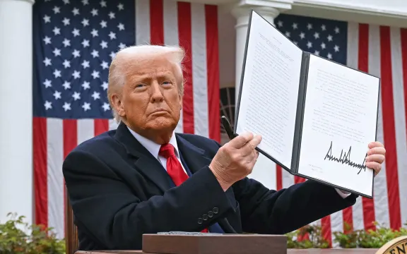 Thị trường chứng khoán: Liệu có sắp 'sập'? 2 US President Donald Trump holds a signed executive order after delivering remarks on reciprocal tariffs during an event in the Rose Garden entitled