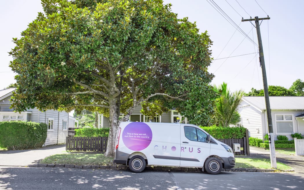 Bộ trưởng Tài chính New Zealand: Bán chứng khoán Chorus là 'thanh lý nợ', không phải tài sản quốc gia 2 A Chorus van at a house.