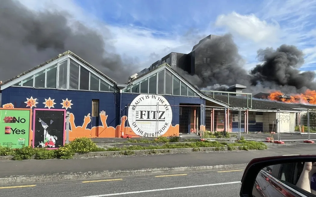 Cháy quán bar chứa amiăng ở Palmerston North: Nghi vấn phóng hỏa 7 Fire and Emergency are responding to a large fire at the old Fitzherbert Tavern on Ferguson Street in Palmerston North.