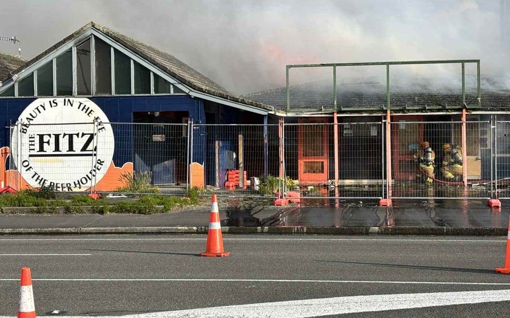 Cháy quán bar chứa amiăng ở Palmerston North: Nghi vấn phóng hỏa 9 Fire broke out at long-closed student pub The Fitz, on Ferguson Street, in Palmerston North, on Thursday 30 October, 2025.