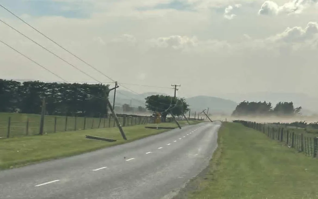 Cháy lớn ở Hanmer Springs: Sơ tán dân và khách sạn, lính cứu hỏa khó tiếp cận hiện trường 2 Leslie Hills Road, inland Canterbury, as fierce winds batter the area.