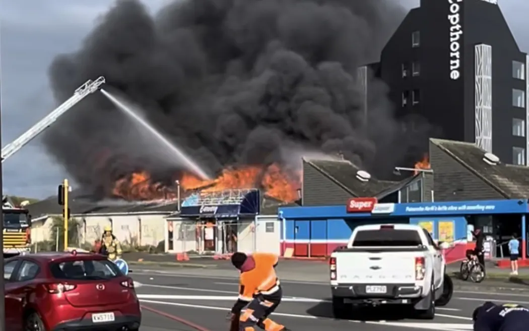Cháy quán bar chứa amiăng ở Palmerston North: Nghi vấn phóng hỏa 8 Photos posted online showed flames and a large cloud of smoke rising from a building on Palmerston North's Ferguson Street, on Thursday 30 October, 2025.