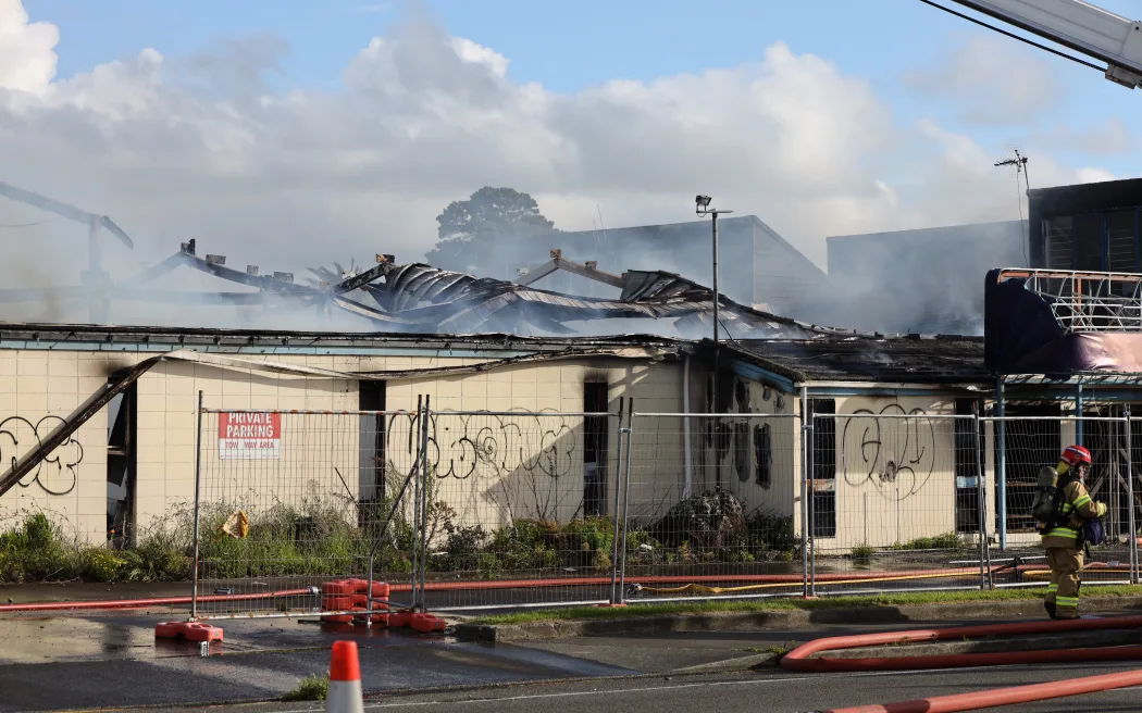 Cháy lớn quán bar chứa amiăng ở Palmerston North, nhiều trường học đóng cửa vì lo ngại độc hại 11 Fire broke out at long-closed student pub The Fitz, on Ferguson Street, in Palmerston North, on Thursday 30 October, 2025.