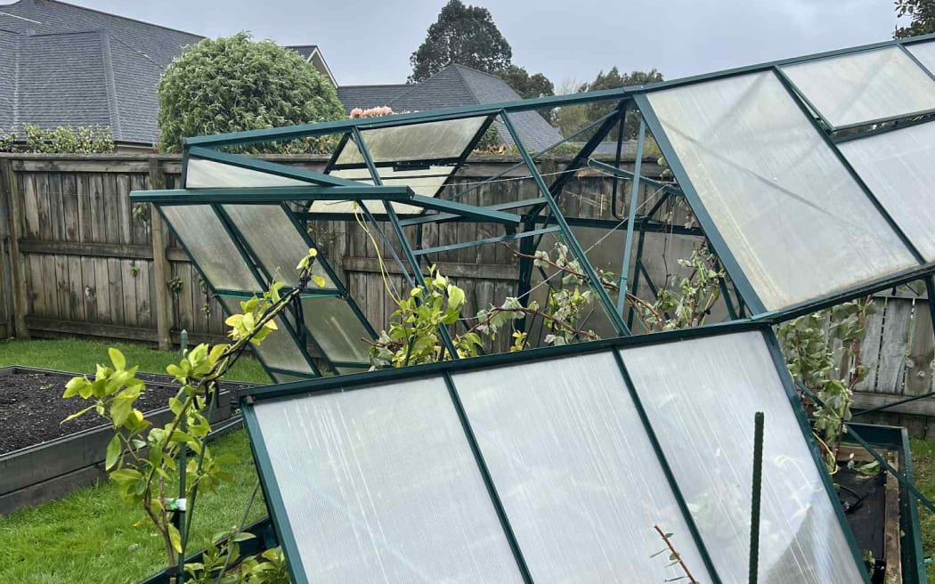 Bão 'hung hãn' càn quét Invercargill: Nhà kính tan tành, mái nhà tốc bay 2 photo tim mackay supplied Bão 'hung hãn' càn quét Invercargill: Nhà kính tan tành, mái nhà tốc bay
