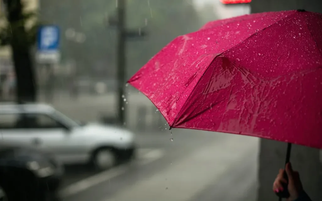 Mưa rải rác và dông cục bộ vẫn tiếp diễn ở nhiều khu vực 1 No caption