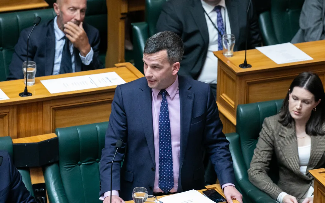 An nghỉ, Jim Bolger: Quốc hội New Zealand tiễn biệt 'người lái thuyền vĩ đại' 3 MPs lament the death of former PM Jim Bolger