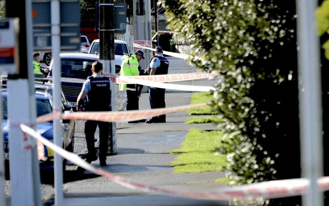 Án mạng chấn động Grey Lynn: Kẻ sát nhân Kayden Stanaway nhận tội giết người 2 police at the scene on 6 september 2024 Án mạng chấn động Grey Lynn: Kẻ sát nhân Kayden Stanaway nhận tội giết người