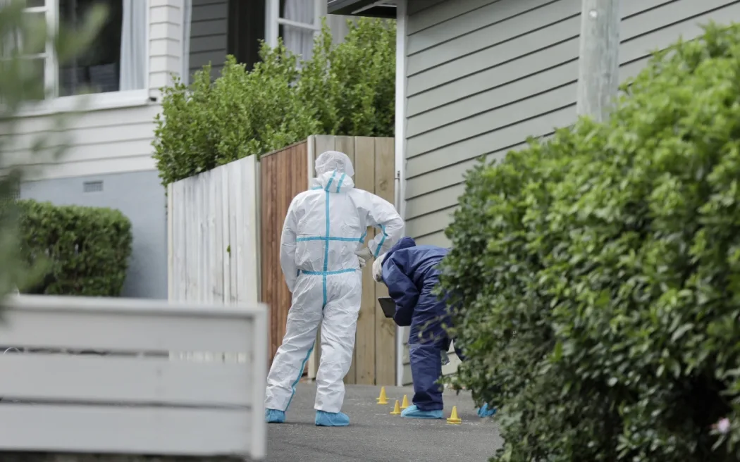 Vụ án mạng Miramar: Hé lộ tình tiết mới về cái chết của Abdul Nabizadah 3 Police at the scene on Darlington Road, Miramar. Abdul Nabizadah homicide