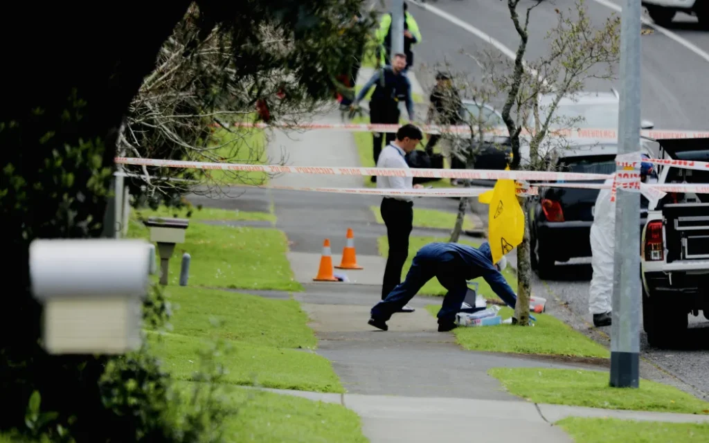 Thảm kịch hỏa hoạn ở Auckland: Hai người thiệt mạng, ba người bị thương 1 Police inside the cordon at the Bucklands Beach fire.