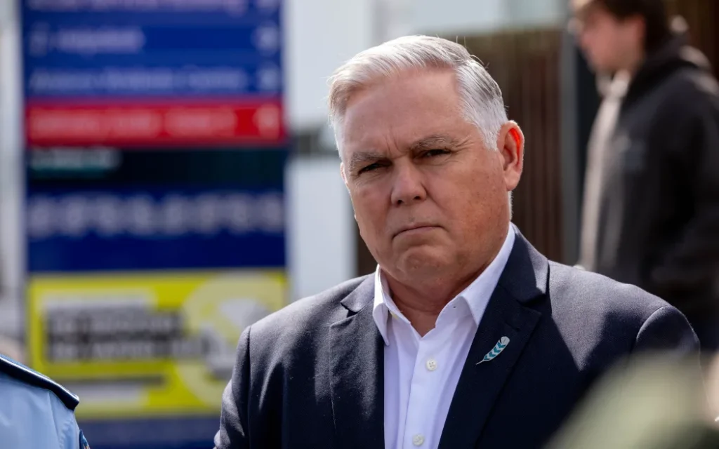 Cảnh sát New Zealand từ chối tiết lộ số nhân viên bị điều tra vì lạm dụng internet 1 Police Minister Mark Mitchell outside Waikato Hospital.