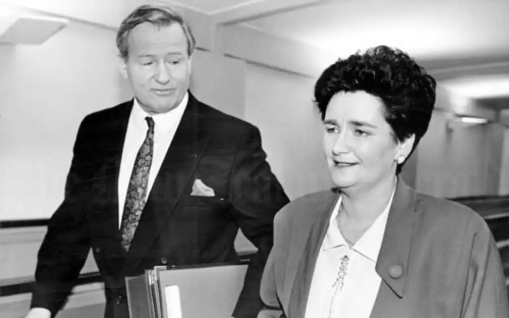 Cựu Thủ tướng New Zealand Jim Bolger qua đời ở tuổi 90: Di sản một nhà cải cách 3 Prime Minister Jim Bolger and Finance Minister Ruth Richardson make their way to the House of Representatives for the presentation of the 1991 budget